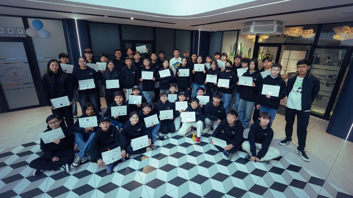 CS1 хөтөлбөр төгссөн сурагчид гэрчилгээгээ барин зурагт буусан нь